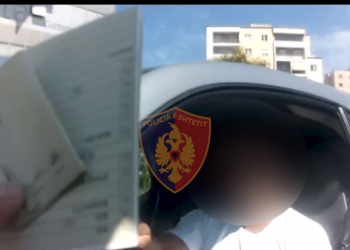 Video/ Nuk kishte vendosur rripin e sigurimit, bie në pranga 28-vjeçari me “Smart”, tentoi të korruptonte policët me 10 mijë lekë