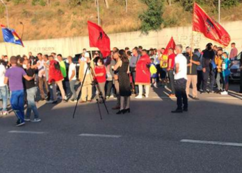 Foto/ Me flamuj kombëtarë dhe të UÇK-së, Presidenti Thaçi pritet nga qindra shqiptarë në Morinë