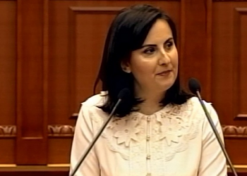 “Rrudhet” grupi demokrat në Kuvend/ Deputetja opozitare largohet, pasi u shpreh ‘pro’ paktit të 5 Qershorit
