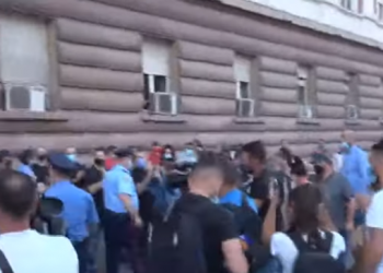 Mbyllja e klubeve të natës, muzikantë e pronarë lokalesh protestojnë para Kryeministrisë