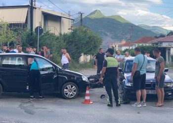 VIDEO/ Aksident i rëndë në Elbasan, motoristi përfundon poshtë automjetit