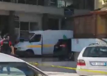 Tronditet Elbasani/ Ekzekutohet një person pranë një karburanti, autorët largohen dhe djegin makinën