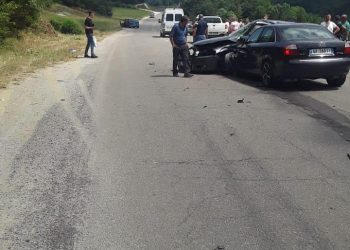 Përplasen tre makina në aksin Bulqizë-Peshkopi, dy persona të plagosur rëndë