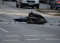 Makina përplas motorin në Rrogozhinë, humb jetën një person