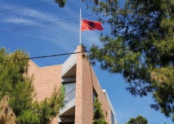 Ambasada në Athinë ‘thyen’ heshtjen: Nuk jemi njoftuar për shkarkimin e ambasadores
