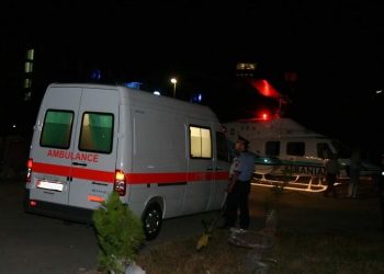 Një grua bie nga kati i gjashtë i pallatit