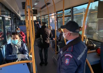 Eksperti i ISHP jep rekomandimin urgjent: Këta persona duhet të evitojnë me çdo kusht transportin publik