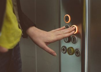 Studimi kinez: Si një grua asimptomatike infektoi 71 të tjerë nëpërmjet ashensorit