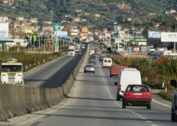 Aksident në autostradën Tiranë-Durrës/ Makina përplas motorin, i aksidentuari dërgohet me urgjencë drejt spitalit