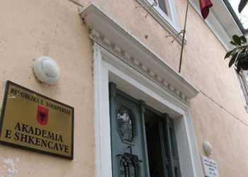 Debati për Camajn, Akademia e Shkencave citon Kadarenë: Ishte i ﬁsëm në veprën e tij…
