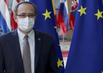 Kosova nuk kthehet në izolim, Hoti: Fillimisht do shtojmë masat kundër Covid-19