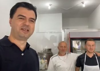Basha pa maskë e distancim në bulmetore, Braçe: Pse nuk gjobitet ky? Çfarë të bëjë qeveria me një budalla të tillë