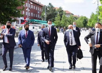 Basha rreh gjoksin në Kosovë dhe ‘mohon’ Berishën: Unë jam autori dhe promotori i “Rrugës së Kombit”