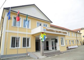 Dy punonjës rezultojnë pozitivë me COVID-19/ Mbyllet Bashkia e Malësisë së Madhe, për 9 të tjerë…