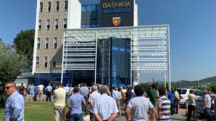 S’kanë marrë detyrimet e prapambetura/ Naftëtarët në Ballsh protestë para Bashkisë: Dy muaj pritje dhe…