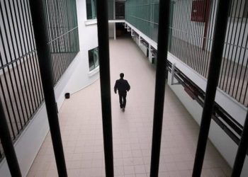Shkoi t’i çonte ushqime familjarit në burg, përfundon në pranga/ Policia: Kishte fshehur mes rrobave…