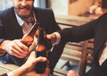 Ç’ndodh kur ‘qeverisin’ burrat/ Shpenzojnë më shumë për bare dhe restorante, kurse gratë për…