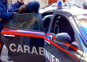 Kapet në rrugë duke i dhënë kokainë klientit, arrestohet shqiptari në Itali
