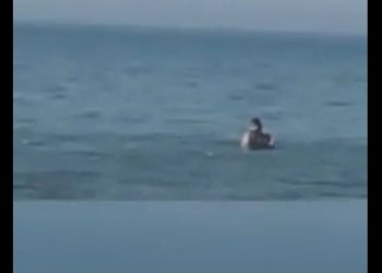 Çifti në Durrës nuk përmbahet, seks në plazh në mes të ditës (VIDEO)