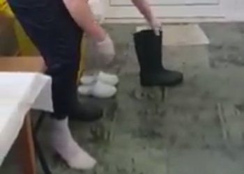 “Më janë zbardhur flokët, më është…”/ Kryeinfermierja e Infektivit tregon VIDEO ku kullon çizmen me djersë pas 6 orë pune