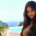 Modelja e njohur Demi Rose tregon asetet në fotot me bikini