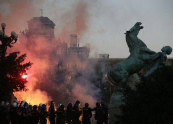 Nuk pranojnë masat anti-COVID, shpërthen dhuna në Beograd/ Vuçiç i cilëson protesta politike