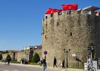 4 të infektuar me COVID-19 në Elbasan/ Mes tyre drejtori i një banke dhe një i burgosur që doli me leje