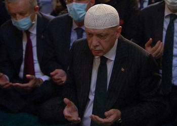 Erdogan drejton faljen e parë në “Shën Sofinë” e kthyer në xhami