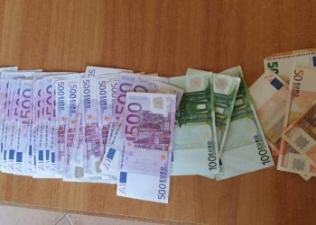 Do udhëtonte drejt Turqisë, 46-vjeçarja kapet në Rinas me 18500 euro të fshehura në çantën e dorës