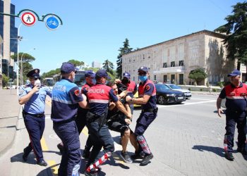 Mbyllja e klubeve të natës/ Sërish protestë para Kryeministrisë, pronarët e lokaleve përplasen me policinë