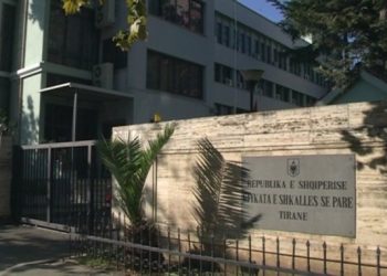 Ndodh në Tiranë/ Padit fqinjin se i pështyu në makinë: Është me COVID-19