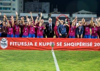 VIDEO/ Shtatzënë në fushë, me barkun e rrumbullakosur portierja e Vllaznisë ngre Kupën e Shqipërisë