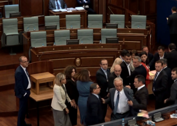 Plas sherri në Kuvendin e Kosovës, deputeti i VV: Më sulmuan fizikisht në korridor dy kolegë të LDK