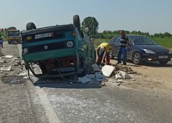 Aksidentohet kamioçina e Bashkisë Lezhë/ Kthehet përmbys në aksin Lezhë-Milot, shoferi dërgohet në spital