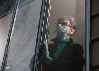 A duhet të izolohemi 14 ditë, apo më shumë nëse jemi pozitiv me Covid-19? Ja çfarë rekomandohet