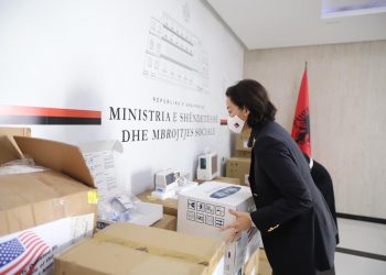 Beteja me Covid, ambasadorja Kim dhuron pajisje për Ministrinë e Shëndetësisë