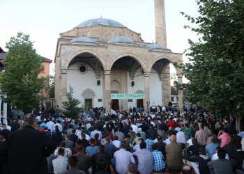 Covid-19 kufizon festimet për Kurban Bajramin, nuk do të lejohen më shumë se 50 persona brenda xhamisë