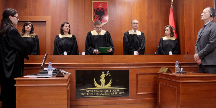 Anetaret e trupes gjykuese te KPA, Albana Shtylla, Natasha Mulaj, Sokol Como, Ardian Hajdari, Rezarta Schuetz, gjate nje seance te Kolegjit te Posacem te Apelimit, KPA, me anetarin e Gjykates Kushtetuese, Besnik Muci, i cili u shkarkua nga detyra per mosjustifikim te pasurise. Muci para disa javesh u dekretua dhe u betua te Presidenti, Ilir Meta si anetar i Kushetetueses./r/n/r/nMembers of the trial panel, Albana Shtylla, Natasha Mulaj, Sokol Como, Ardian Hajdari, Rezarta Schuetz, and Member of the Constitutional Court, Besnik Muci, during a hearing of the Appeal Chamber, KPA, who dismissed the latter from duty for non-justification of his wealth. A few weeks ago Muci was decreed and sworn in by President Ilir Meta as a member of the Constitutional Court.