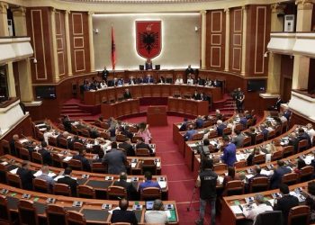 Valteri: Rrisni testimet për COVID-in. Ruçi: Vendosni maskën. Lita: Këta rrinë grumbull në kafe