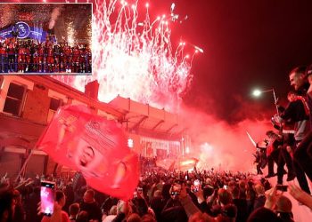 VIDEO+FOTO/ Liverpool realizon ëndrrën pas 30 vitesh, ngre në ‘Anfield’ trofeun e Premier League