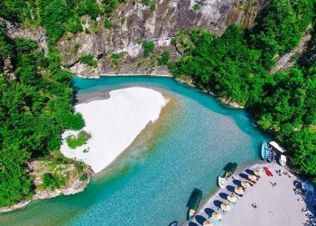 Ekspertja e turizmit kërkon rritjen e çmimit për udhëtimet drejt lumit të Shalës: 25 mijë lekë është shumë pak, bëjeni 100 mijë
