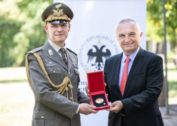 “Kalorës i Urdhrit të Flamurit”/ Dekorohet atasheu ushtarak italian, Meta: Dha kontribut të shkëlqyer!