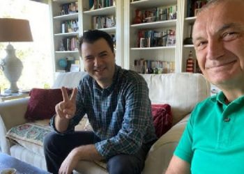 Basha i shkoi në shtëpi pa gdhirë Metës: Njëri shkrep selfien, tjetri me dy gishtat lart