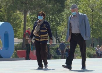 “Shmangni transportin publik”/ Eksperti, këshilla për të moshuarit: Qëndroni në plazhe ku ka frekuentim të paktë, ruani distancën