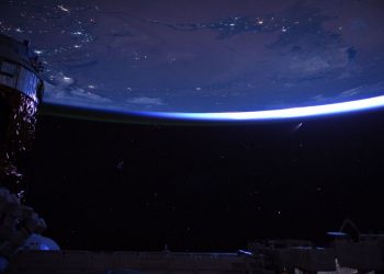 Fotoja mahnitëse e astronautëve: Yjet, qytete dhe… një kometë