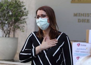 “Të rikthejmë traditën e vjetër për të…”/ Manastirliu apel qytetarëve për të evituar shtrëngimin e duarve: Të kufizojmë përhapjen e virusit