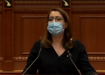 “Së shpejti do ezaurojmë kapacitetet e dy spitaleve COVID”/ Manastirliu “u tërheq veshin” deputetëve të opozitës, Lita i dëgjon fjalën dhe vendos maskën