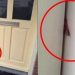 Kujdes nëse gjeni diçka të tillë te dera kryesore, lajmëroni policinë