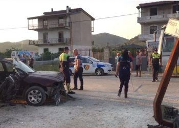 Makina humb kontrollin dhe përplaset me murin e shtyllën të një shtëpie, dy të plagosur në Berat