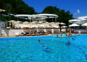 Po shtojnë rastet me COVID/ Epidemiologia: Të mbyllen klubet dhe pishinat. Ka pasur të infektuar që shkonin në xhami dhe flisnin…